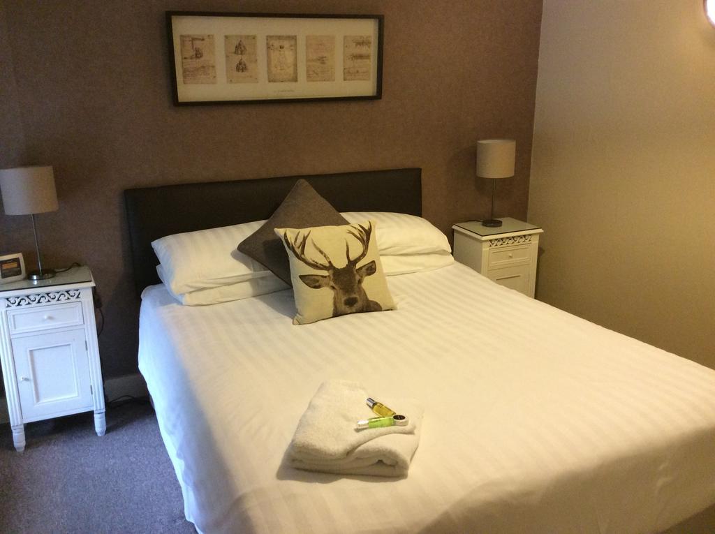 Hambro Arms Hotel Milton Abbas Стая снимка