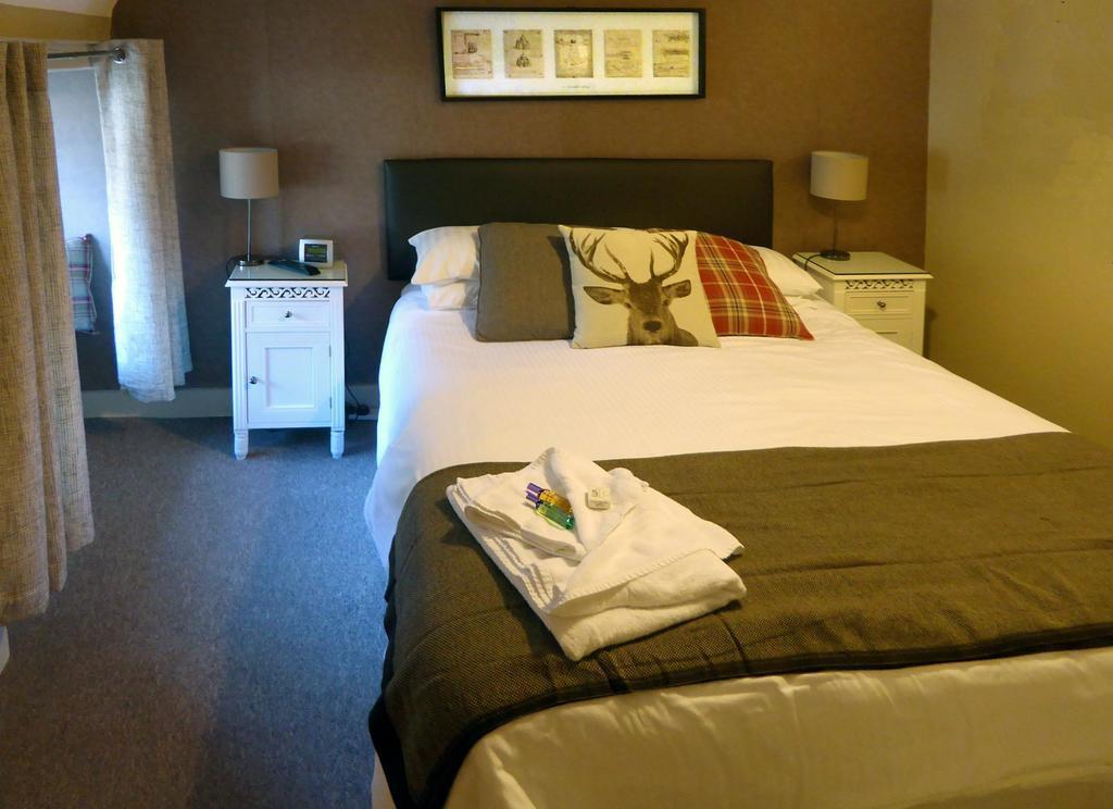 Hambro Arms Hotel Milton Abbas Стая снимка