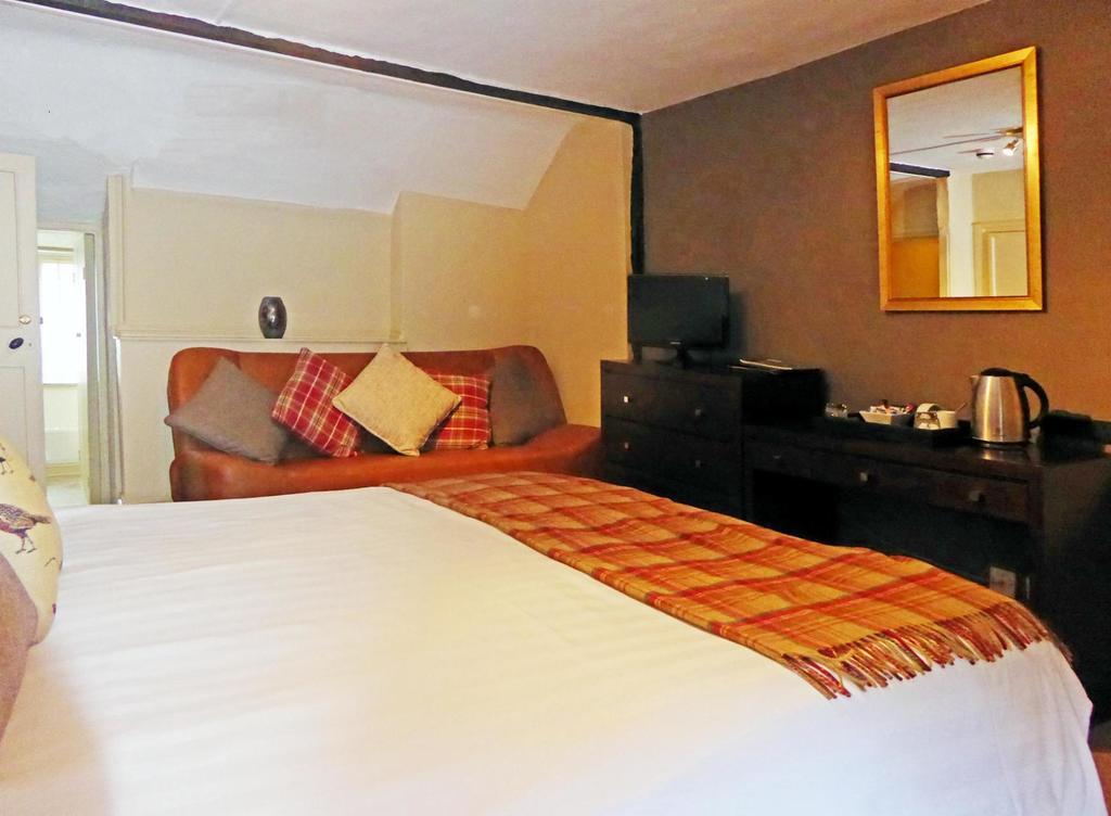 Hambro Arms Hotel Milton Abbas Стая снимка