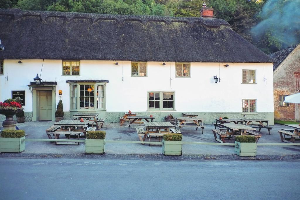 Hambro Arms Hotel Milton Abbas Екстериор снимка
