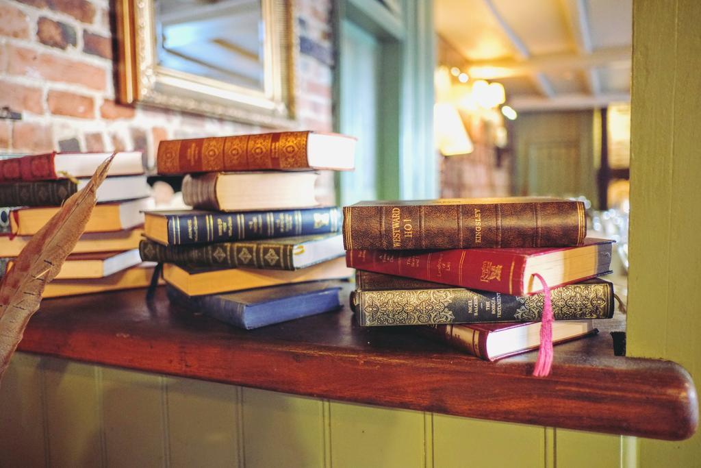 Hambro Arms Hotel Milton Abbas Екстериор снимка
