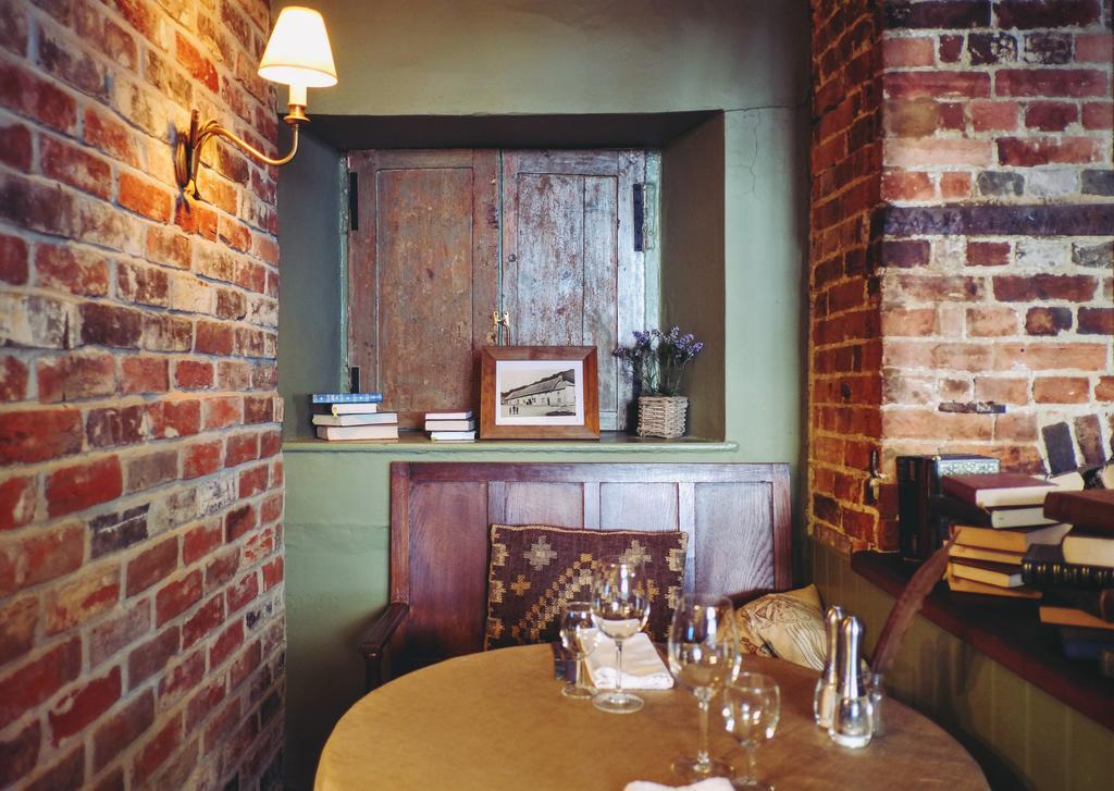 Hambro Arms Hotel Milton Abbas Екстериор снимка