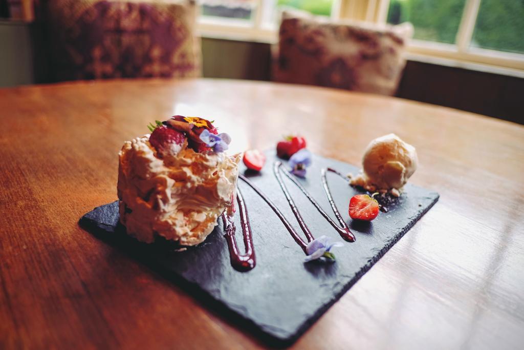Hambro Arms Hotel Milton Abbas Екстериор снимка