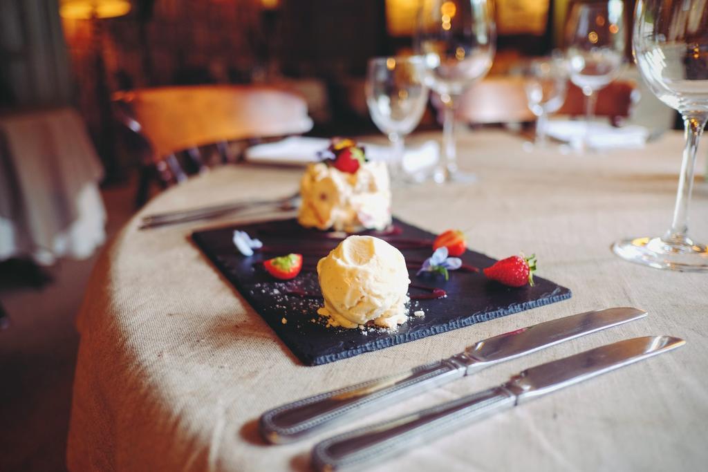 Hambro Arms Hotel Milton Abbas Екстериор снимка