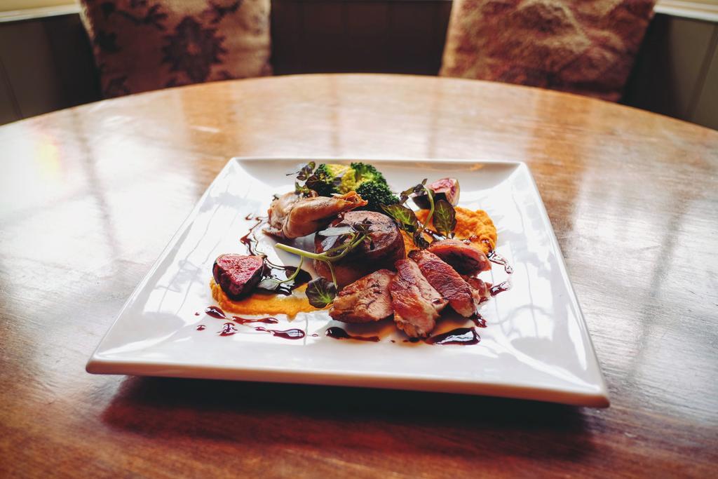 Hambro Arms Hotel Milton Abbas Екстериор снимка