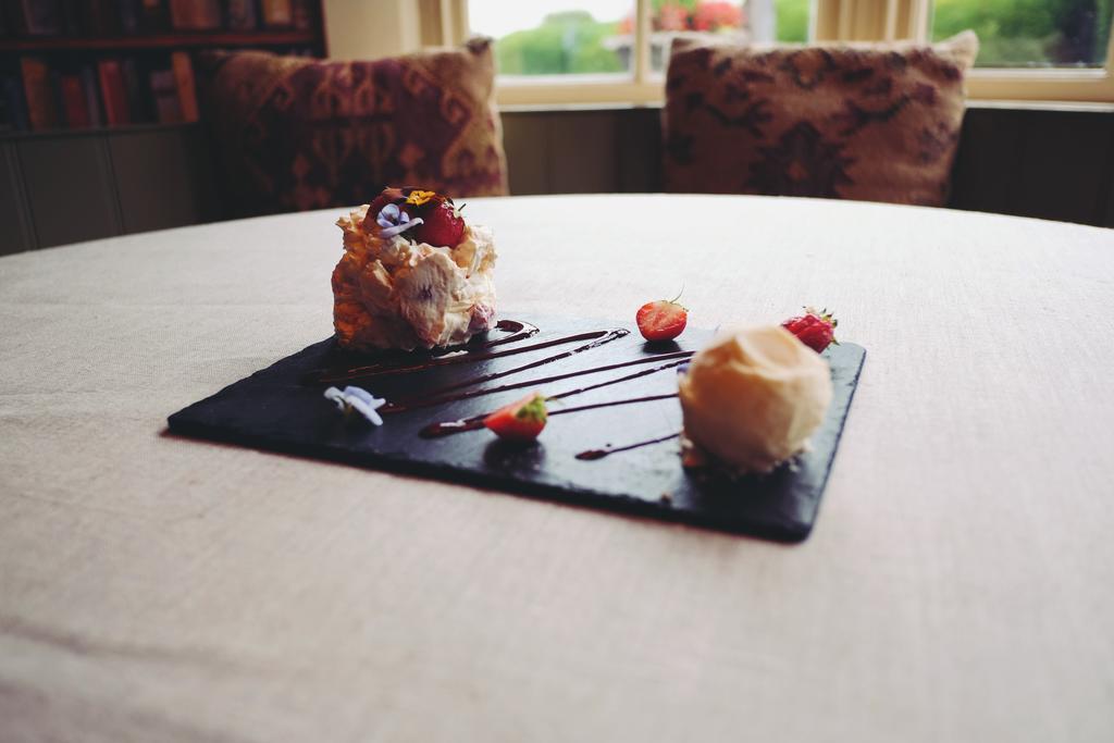 Hambro Arms Hotel Milton Abbas Екстериор снимка